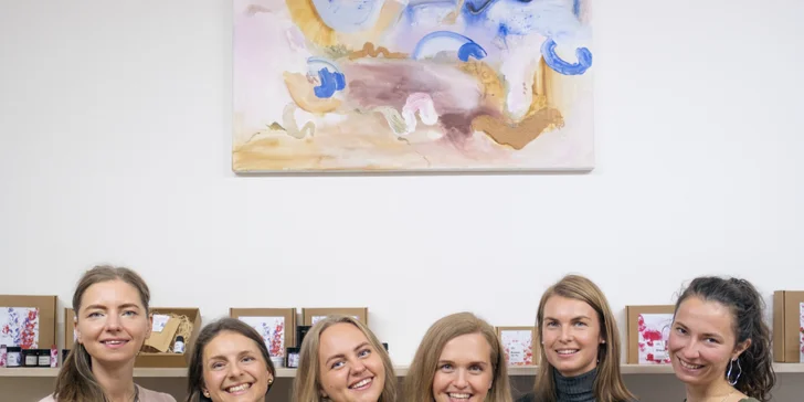 Kurz výroby přírodní kosmetiky s Liškou Mazanou: balzám na rty, rtěnka či parfém v ateliéru na Letné