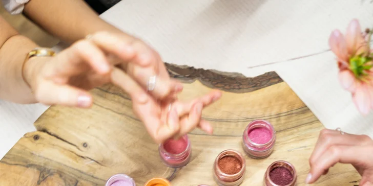 Kurz výroby přírodní kosmetiky s Liškou Mazanou: balzám na rty, rtěnka či parfém v ateliéru na Letné