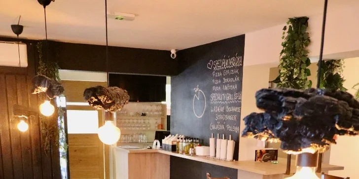 Americký set s žebry, kuřecími křídly a stripsy, burgerem a přílohami pro dva