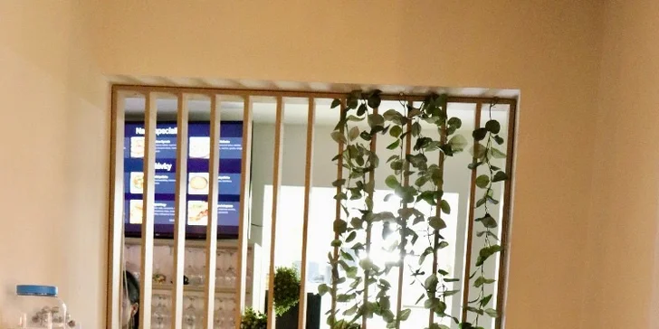 Americký set s žebry, kuřecími křídly a stripsy, burgerem a přílohami pro dva