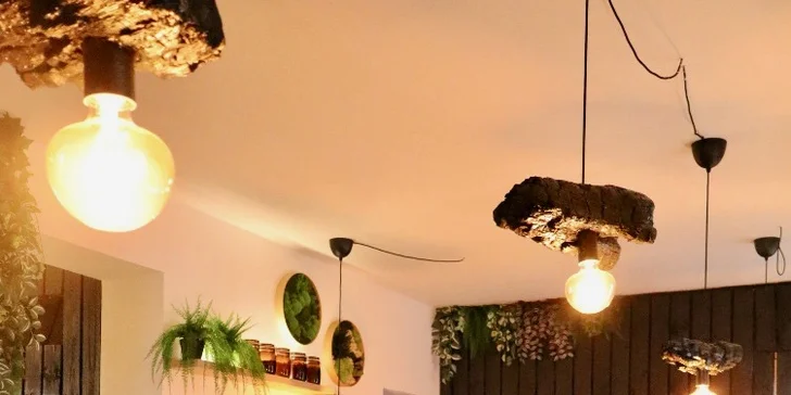 Americký set s žebry, kuřecími křídly a stripsy, burgerem a přílohami pro dva