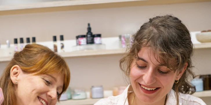 Kurz výroby sójových svíček s Liškou Mazanou: široký výběr esenciálních olejů, barev i zdobení