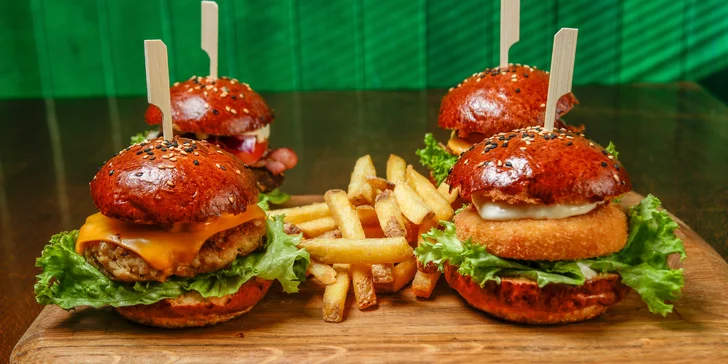 2-4 šťavnaté miniburgery s hovězím, trhaným vepřovým i kuřecím a hranolky
