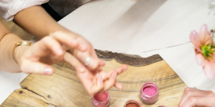 Kurz výroby sójových svíček s Liškou Mazanou: široký výběr esenciálních olejů, barev i zdobení