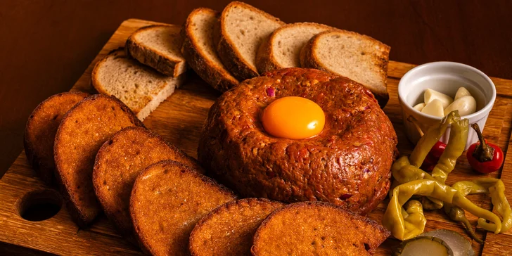 Půl kila tataráku a 20 topinek s česnekem U Zlaté konve v centru Brna