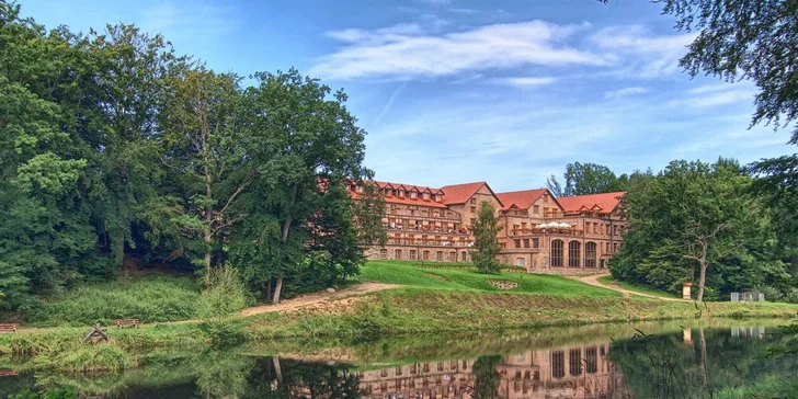 Parádní resort 13 km od Baltu: snídaně, wellness, zoo i koně, vlastní jezero, festival a mnoho dalšího