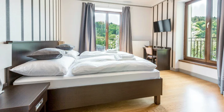 Pobyt na břehu Vltavy: hotelové pokoje se snídaní nebo polopenzí, nebo hausbót na vodě