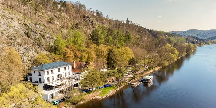 Pobyt na břehu Vltavy: hotelové pokoje se snídaní nebo polopenzí, nebo hausbót na vodě