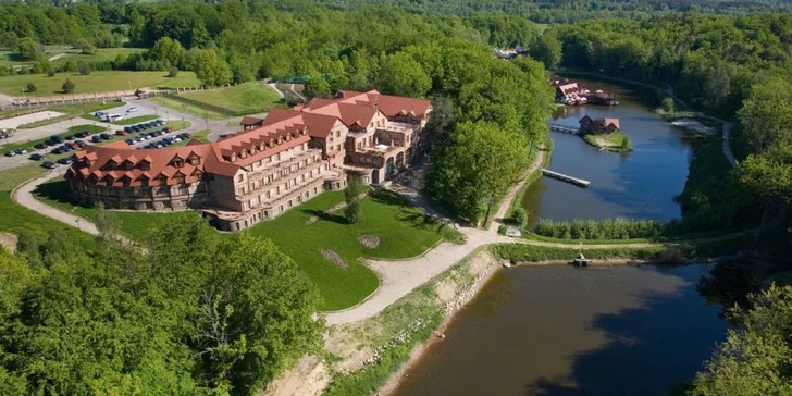 Parádní resort 13 km od Baltu: snídaně, wellness, zoo i koně, vlastní jezero, festival a mnoho dalšího