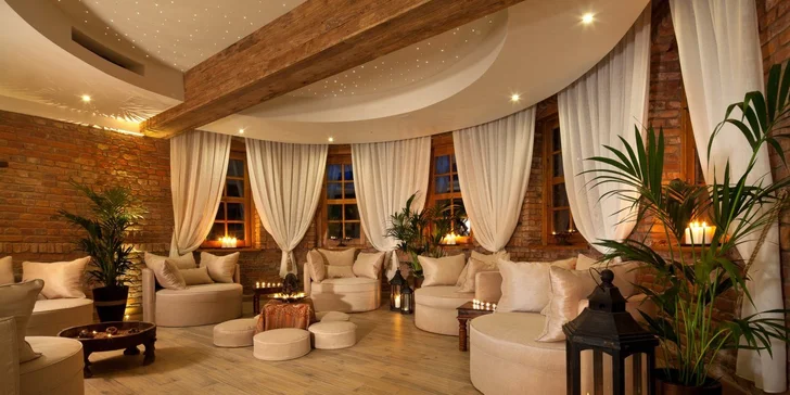 Parádní resort 13 km od Baltu: snídaně, wellness, zoo i koně, vlastní jezero, festival a mnoho dalšího