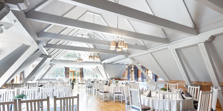 Parádní resort 13 km od Baltu: snídaně, wellness, zoo i koně, vlastní jezero, festival a mnoho dalšího