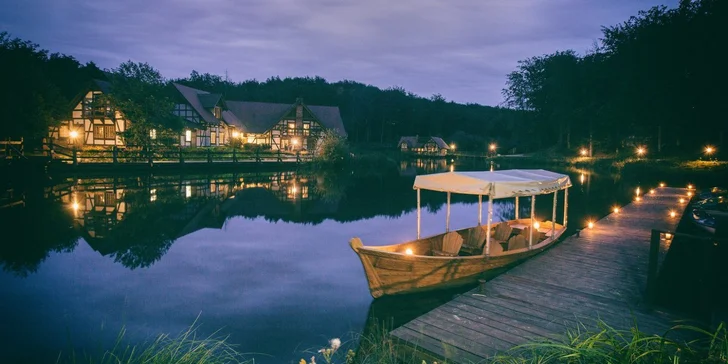 Parádní resort 13 km od Baltu: snídaně, wellness, zoo i koně, vlastní jezero, festival a mnoho dalšího