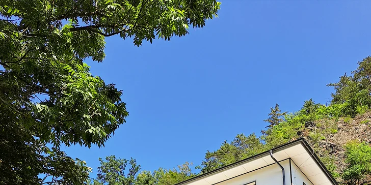 Pobyt na břehu Vltavy: hotelové pokoje se snídaní nebo polopenzí, nebo hausbót na vodě