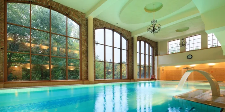 Parádní resort 13 km od Baltu: snídaně, wellness, zoo i koně, vlastní jezero, festival a mnoho dalšího