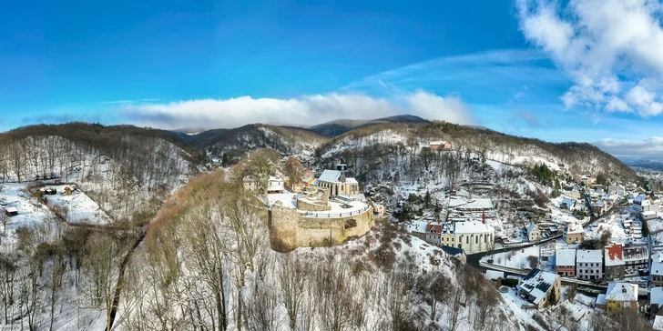 Ubytování se snídaní na hradě Krupka: pokoje až pro 4 osoby, vstupy do památek i na lanovku