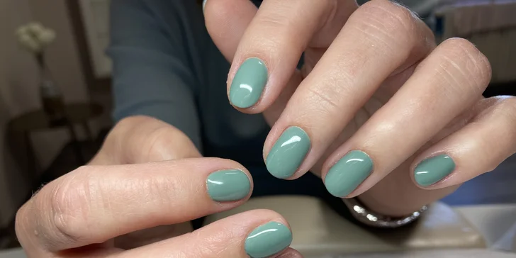 Zpevnění přírodních nehtů gelem, suchá manikúra a ošetření keratinem