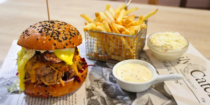 1 nebo 2 šťavnaté burgery s hranolky a coleslawem: hovězí, vepřové i se smažákem