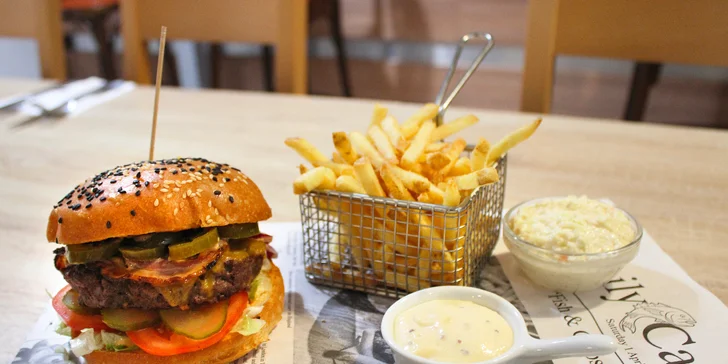 1 nebo 2 šťavnaté burgery s hranolky a coleslawem: hovězí, vepřové i se smažákem