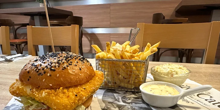 1 nebo 2 šťavnaté burgery s hranolky a coleslawem: hovězí, vepřové i se smažákem