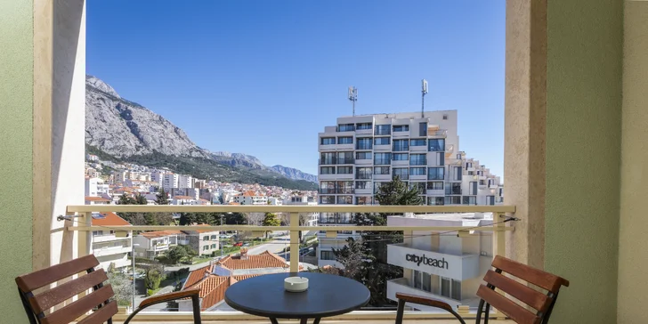 Letovisko Makarská: 4* hotel u pláže se snídaní nebo polopenzí, wellness i bazénem