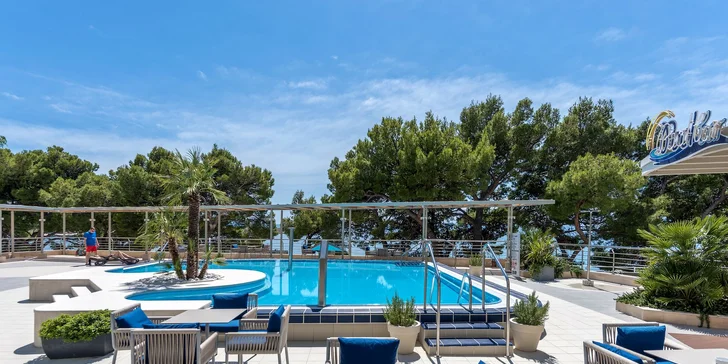 Letovisko Makarská: 4* hotel u pláže se snídaní nebo polopenzí, wellness i bazénem