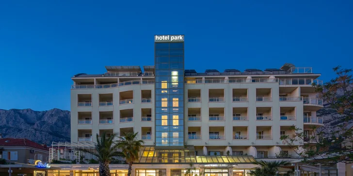 Letovisko Makarská: 4* hotel u pláže se snídaní nebo polopenzí, wellness i bazénem