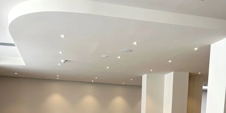 Letovisko Makarská: 4* hotel u pláže se snídaní nebo polopenzí, wellness i bazénem