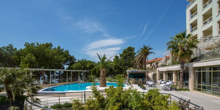 Letovisko Makarská: 4* hotel u pláže se snídaní nebo polopenzí, wellness i bazénem