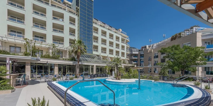 Letovisko Makarská: 4* hotel u pláže se snídaní nebo polopenzí, wellness i bazénem