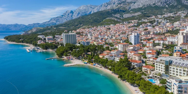 Letovisko Makarská: 4* hotel u pláže se snídaní nebo polopenzí, wellness i bazénem