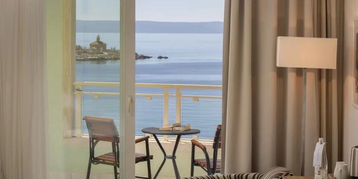 Letovisko Makarská: 4* hotel u pláže se snídaní nebo polopenzí, wellness i bazénem