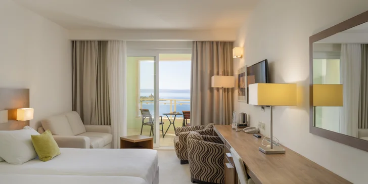 Letovisko Makarská: 4* hotel u pláže se snídaní nebo polopenzí, wellness i bazénem