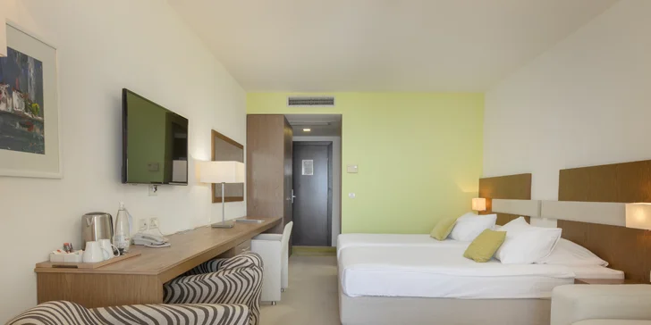 Letovisko Makarská: 4* hotel u pláže se snídaní nebo polopenzí, wellness i bazénem