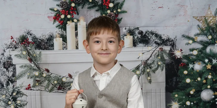 Vánoční focení v ateliéru s italským fotografem: 45 minut, 3 pozadí na výběr