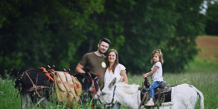 Rodinná návštěva Oslí stezky: prohlídka farmy, trail park a svezení pro děti i túra s piknikem