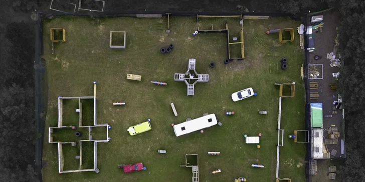 Akční bitva na 3 000 m²: paintball v městské aréně Nechanice pro 1–10 osob