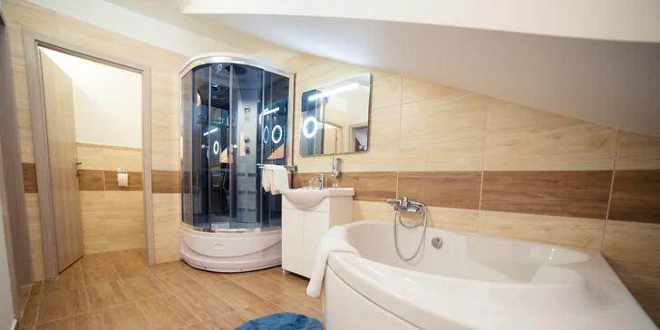 Příjemný pobyt v historickém hotelu v centru Banské Štiavnice se snídaní či polopenzí