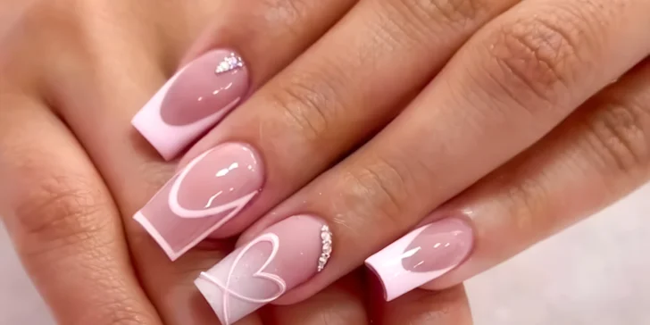 Manikúra i pedikúra: klasická, lakování gel lakem či shellacem i gelové a akrylové nehty