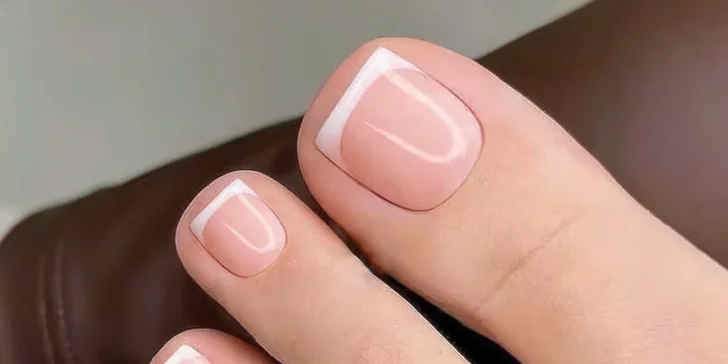 Manikúra i pedikúra: klasická, lakování gel lakem či shellacem i gelové a akrylové nehty