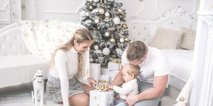 Vánoční focení ve studiu pro 5 osob: 10 upravených snímků, vyzdobený ateliér, na výběr 3 pobočky