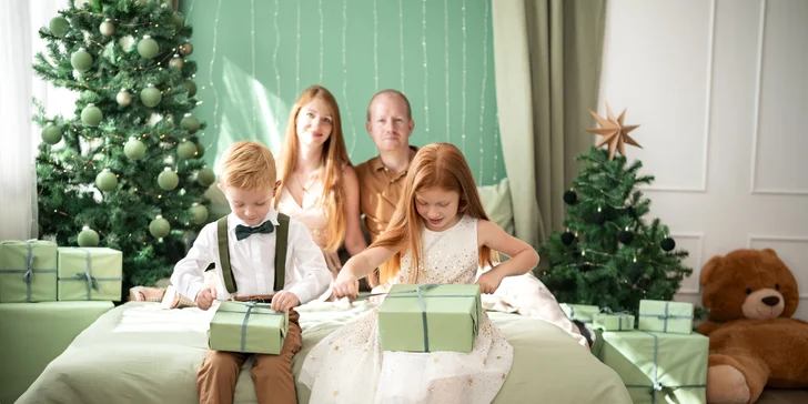 Vánoční focení ve studiu pro 5 osob: 10 upravených snímků, vyzdobený ateliér, na výběr 3 pobočky