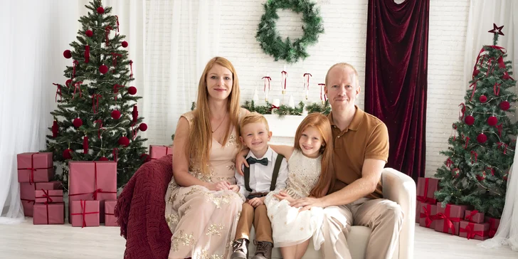 Vánoční focení ve studiu pro 5 osob: 10 upravených snímků, vyzdobený ateliér, na výběr 3 pobočky