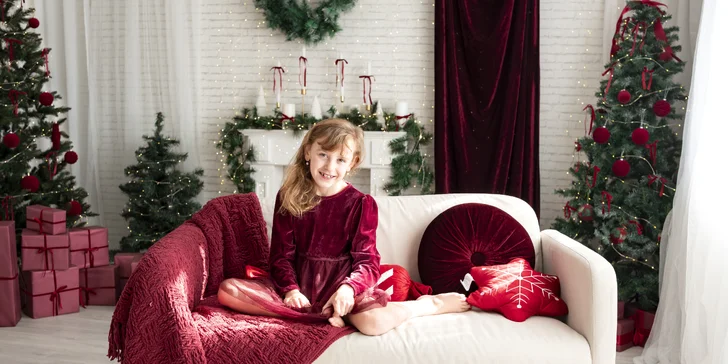 Vánoční focení ve studiu pro 5 osob: 10 upravených snímků, vyzdobený ateliér, na výběr 3 pobočky