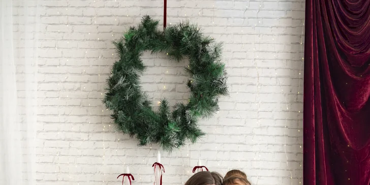 Vánoční focení ve studiu pro 5 osob: 10 upravených snímků, vyzdobený ateliér, na výběr 3 pobočky