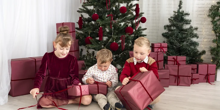 Vánoční focení ve studiu pro 5 osob: 10 upravených snímků, vyzdobený ateliér, na výběr 3 pobočky