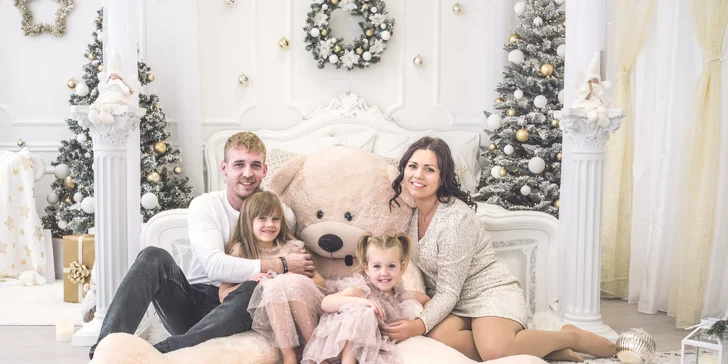 Vánoční focení ve studiu pro 5 osob: 10 upravených snímků, vyzdobený ateliér, na výběr 3 pobočky