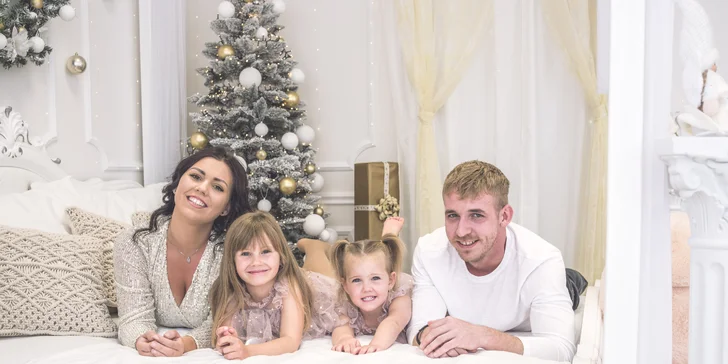 Vánoční focení ve studiu pro 5 osob: 10 upravených snímků, vyzdobený ateliér, na výběr 3 pobočky