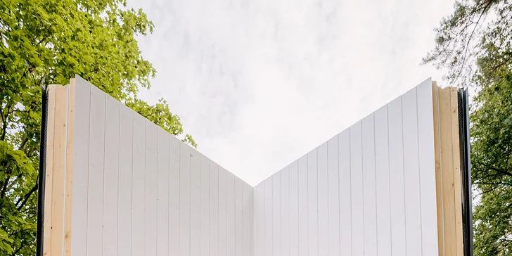 Relax a romantika v malebném Pošumaví: chaloupka s odklápěcí střechou u lesa a rybníka