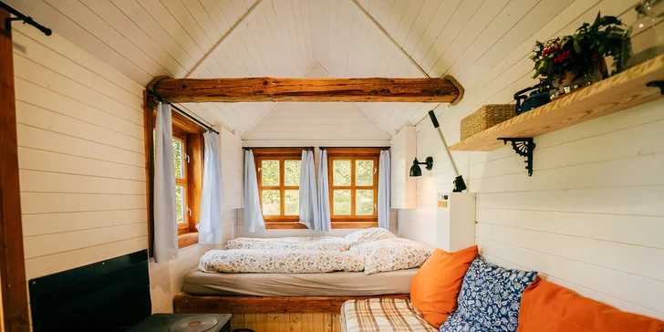 Relax a romantika v malebném Pošumaví: chaloupka s odklápěcí střechou u lesa a rybníka