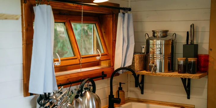 Relax a romantika v malebném Pošumaví: chaloupka s odklápěcí střechou u lesa a rybníka